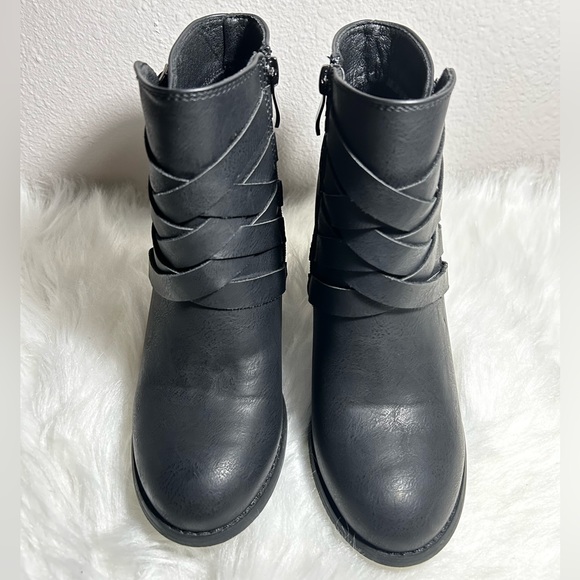 JOURNEE COLLECTION STRAP WIDE WIDTH BLACK ANKLE BOOTS SIZE 7WD - Picture 6 of 12